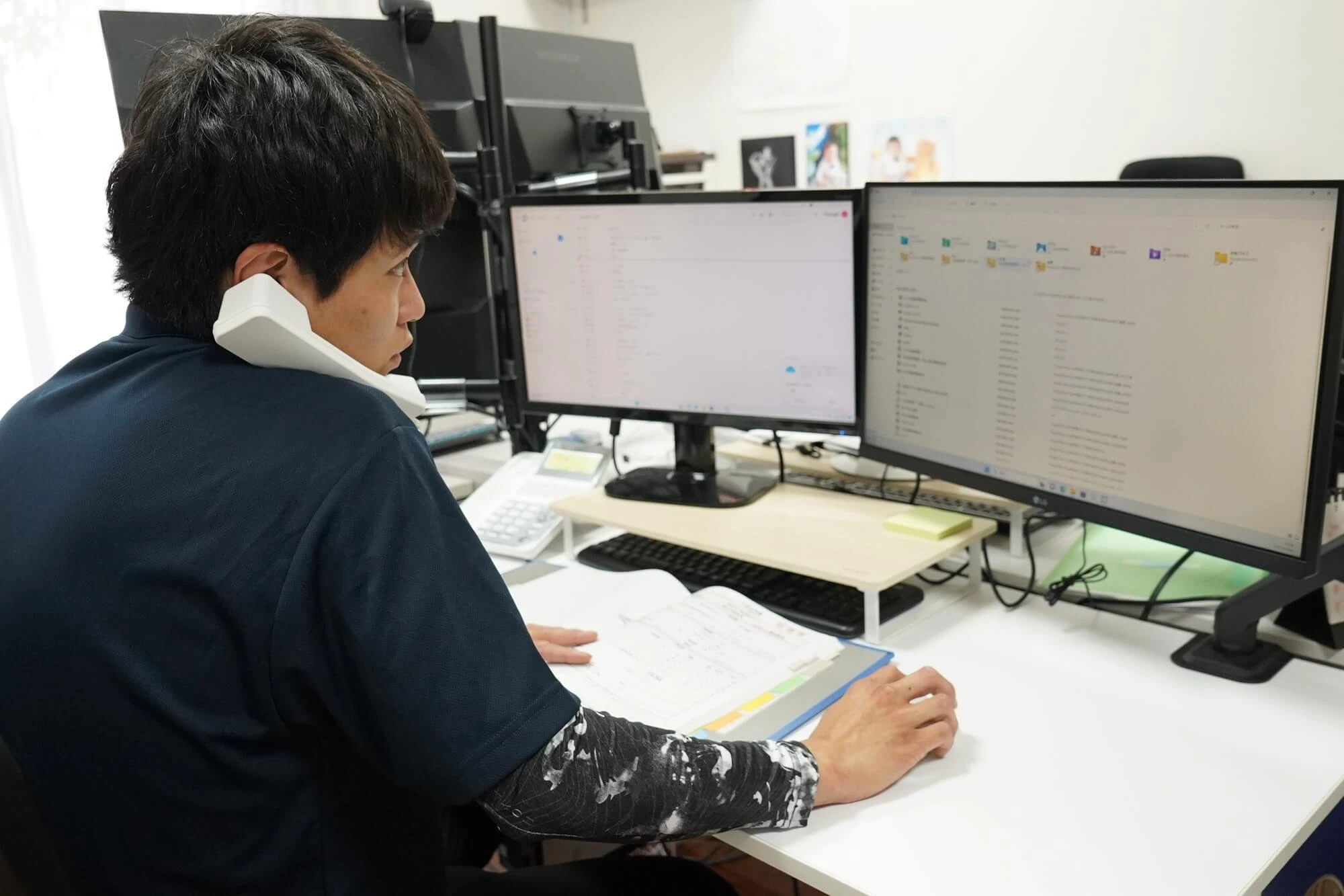 梱包作業を進める男性スタッフ